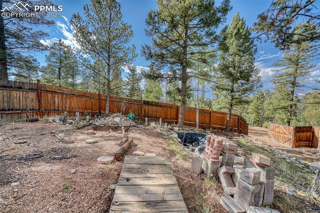 Image 4 of 19: Yard
