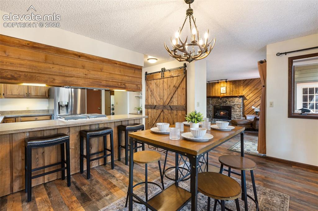 Image 15 of 49: Dining Area