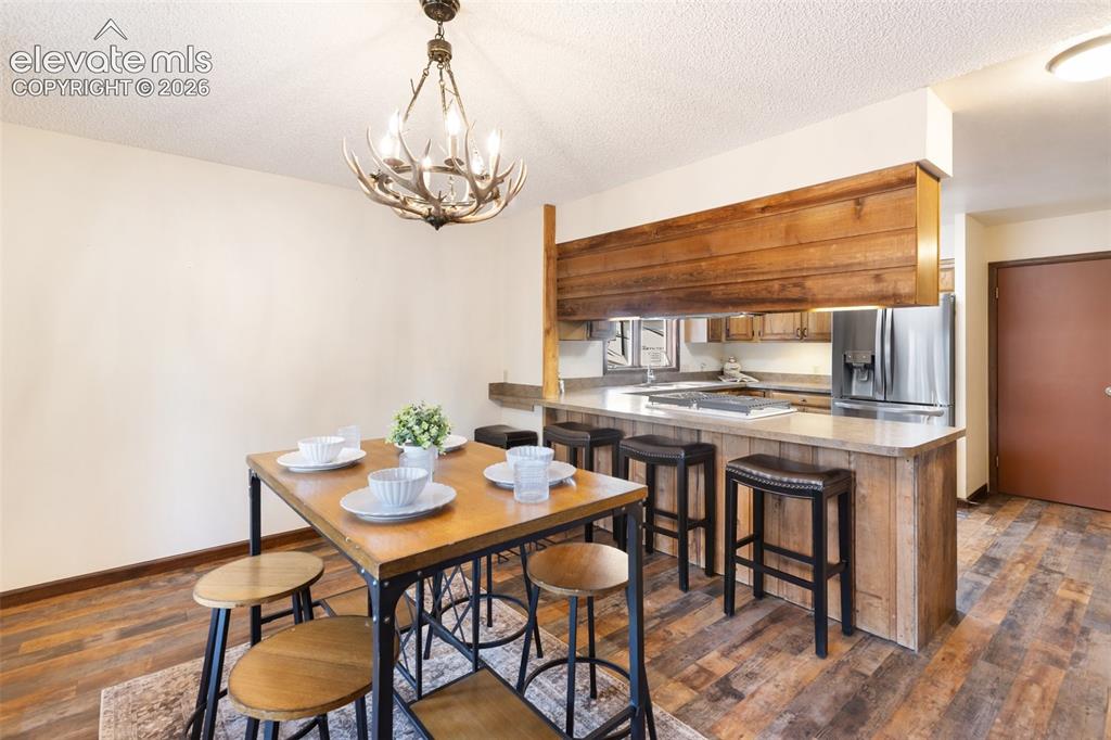Image 16 of 49: Dining Area