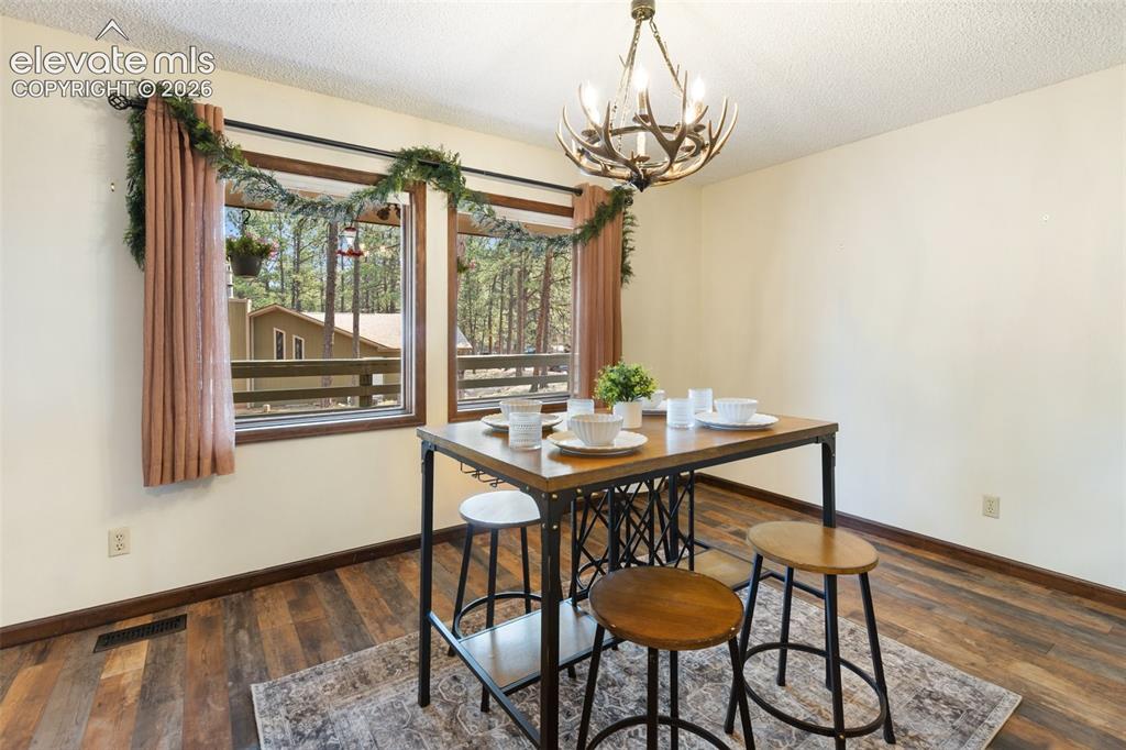 Image 17 of 49: Dining Area