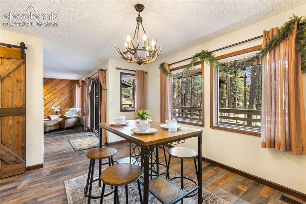 Image 18 of 49: Dining Area
