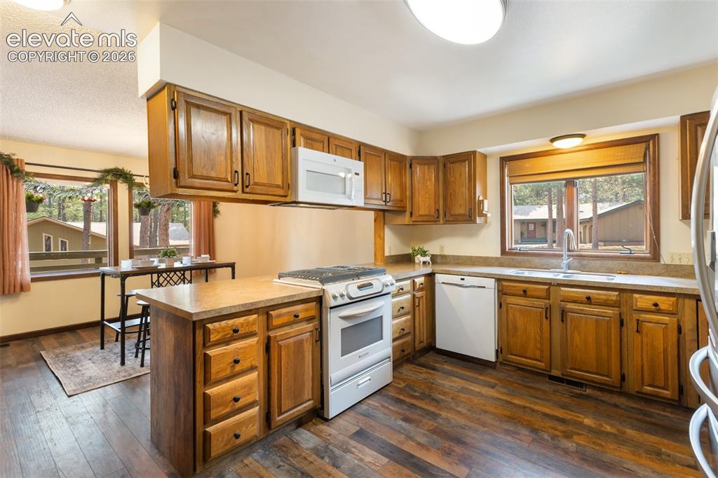 Image 21 of 49: Kitchen