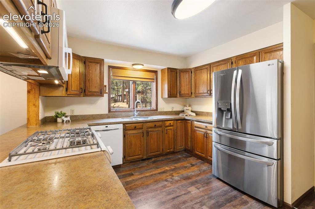 Image 22 of 49: Kitchen