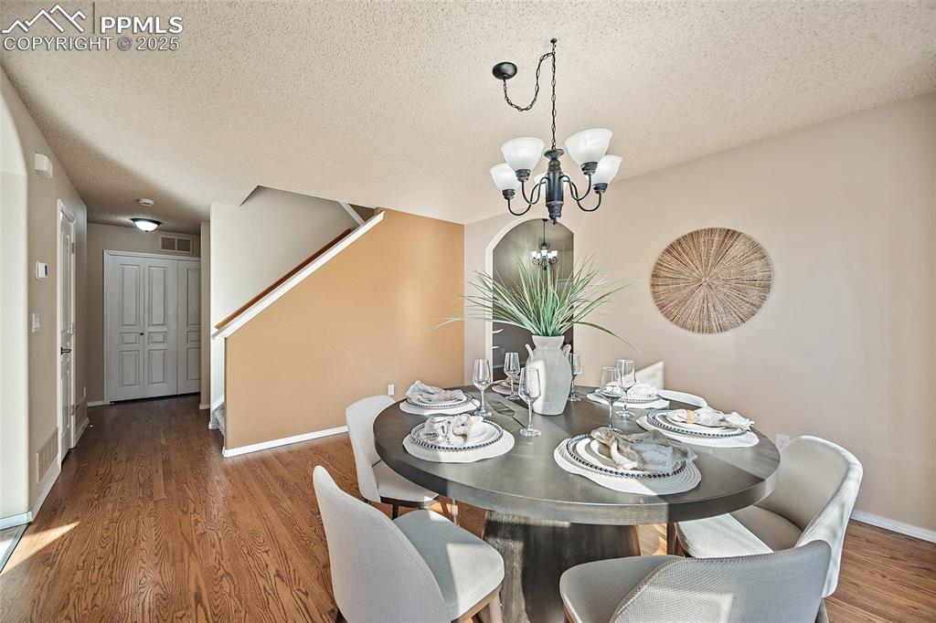 Image 10 of 50: Dining Area