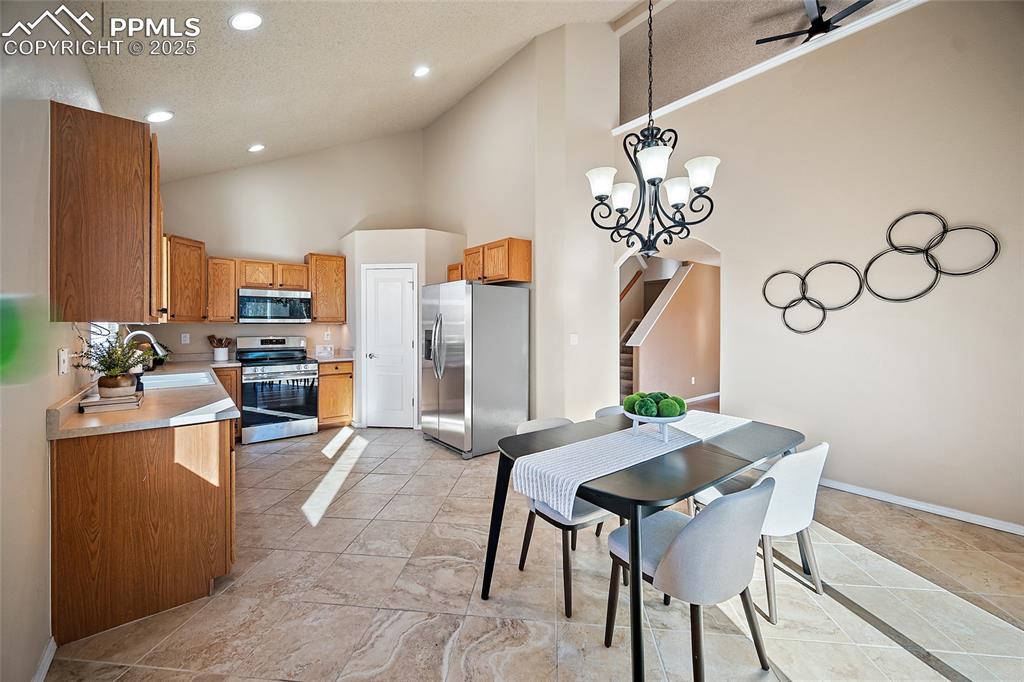 Image 12 of 50: Dining Area