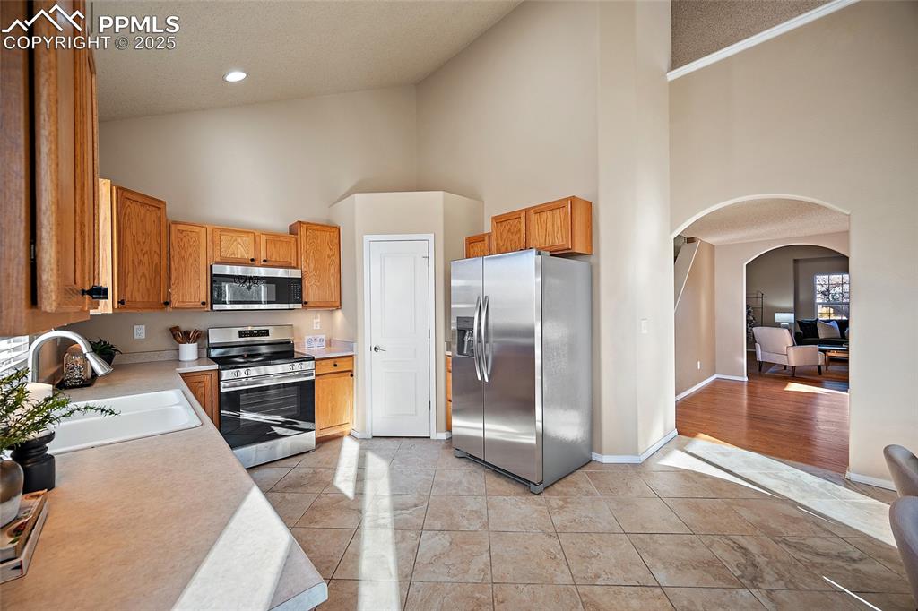 Image 13 of 50: Kitchen