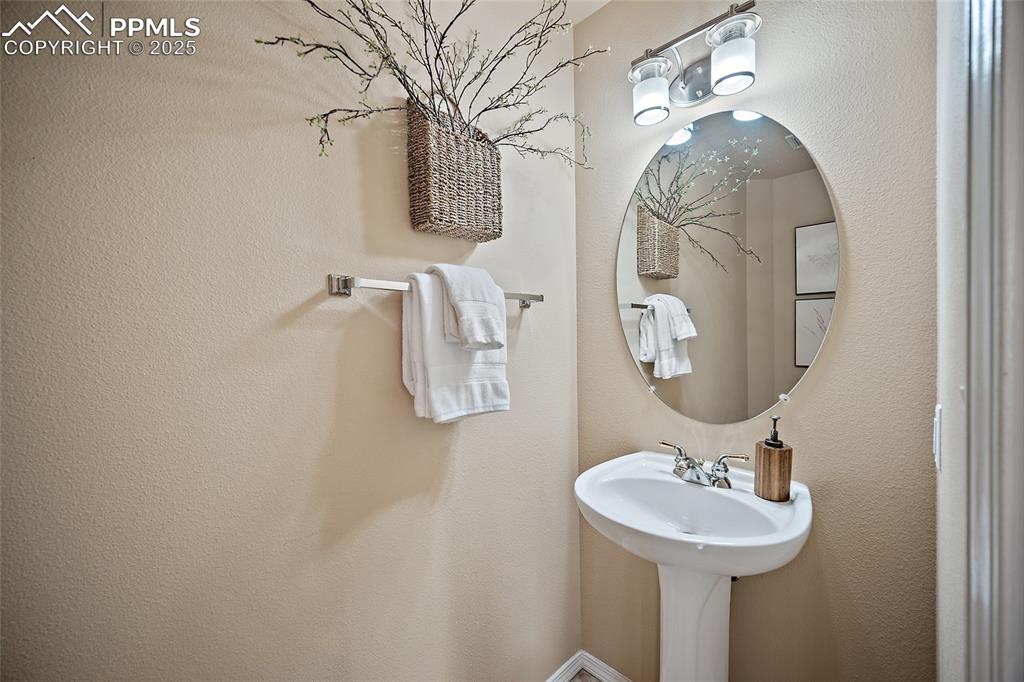 Image 17 of 50: Bathroom