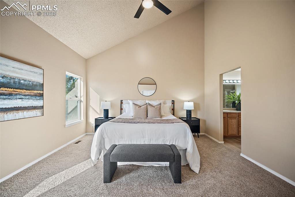 Image 19 of 50: Bedroom