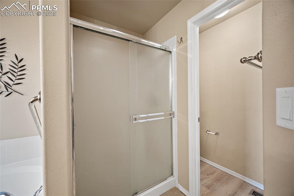 Image 23 of 50: Bathroom