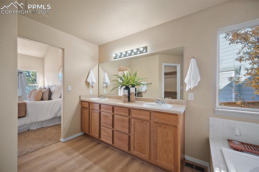 Image 25 of 50: Bathroom