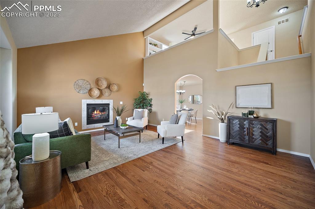 Image 4 of 50: Living Room