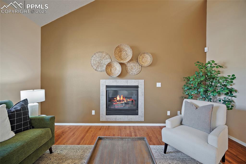 Image 7 of 50: Sitting Room