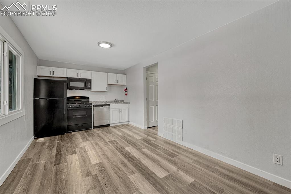 Image 14 of 42: Kitchen