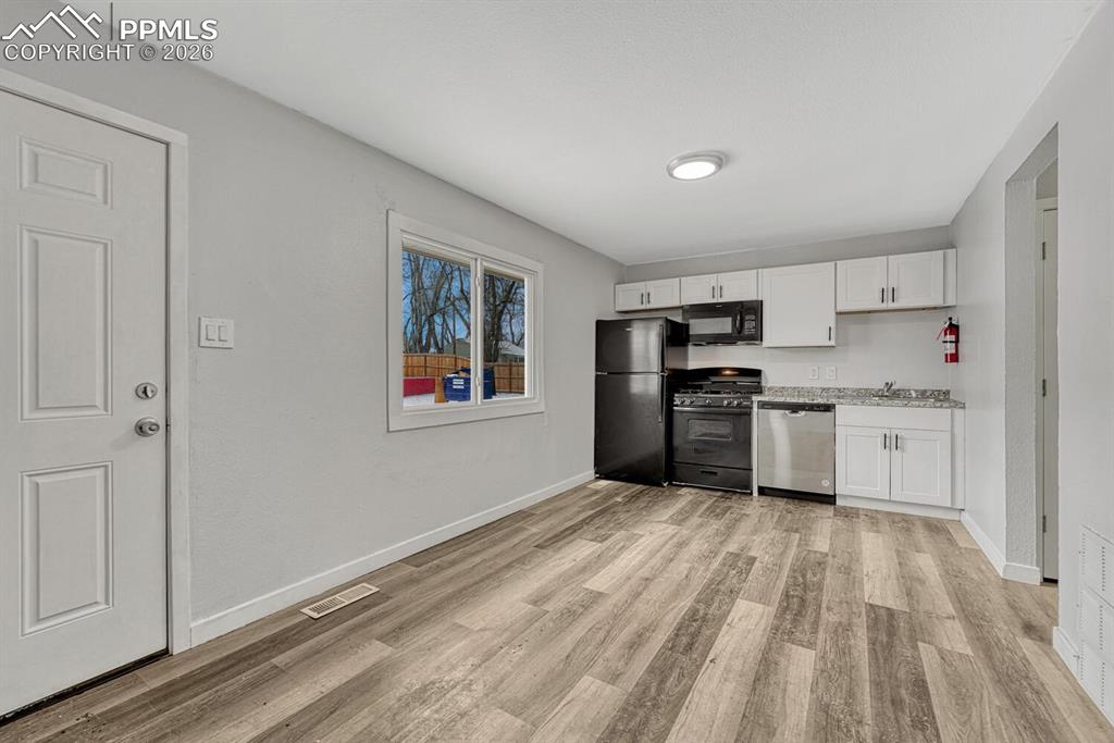 Image 15 of 42: Kitchen