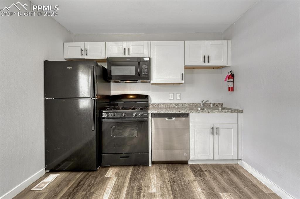 Image 18 of 42: Kitchen