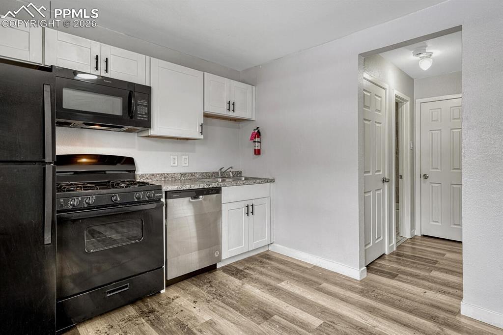 Image 19 of 42: Kitchen