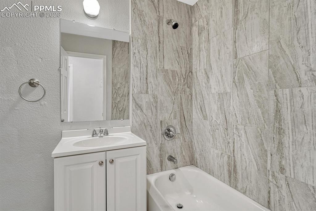 Image 23 of 42: Bathroom