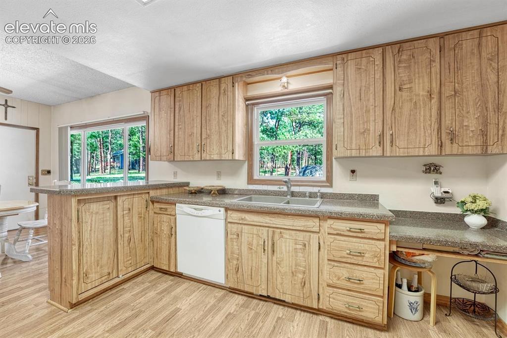 Image 10 of 50: Kitchen