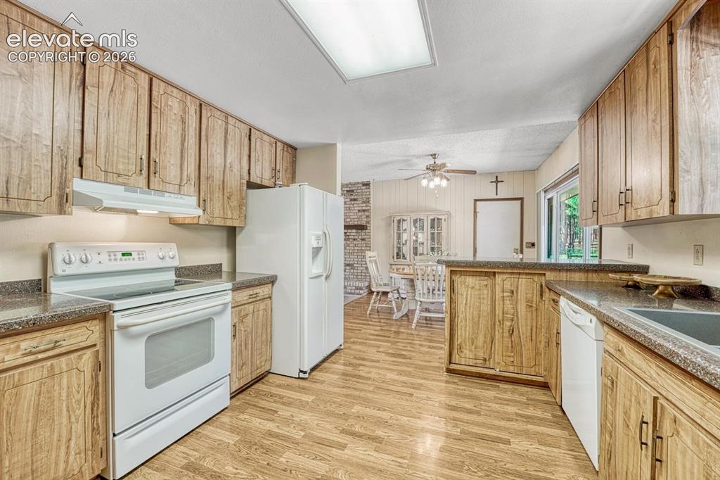 Image 11 of 50: Kitchen