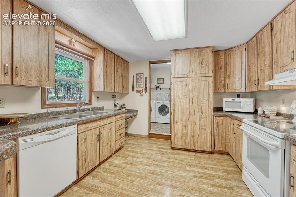 Image 12 of 50: Kitchen