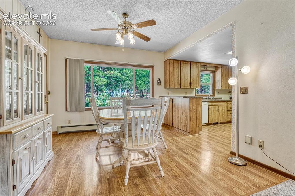 Image 7 of 50: Dining Area