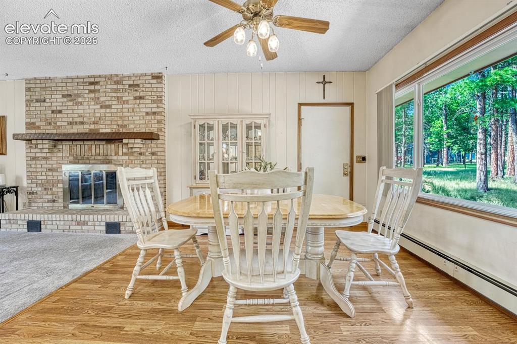 Image 8 of 50: Dining Area