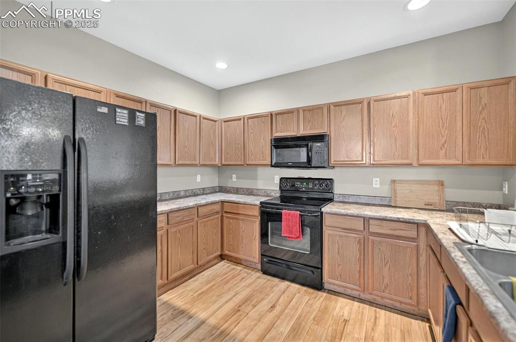 Image 6 of 26: Kitchen