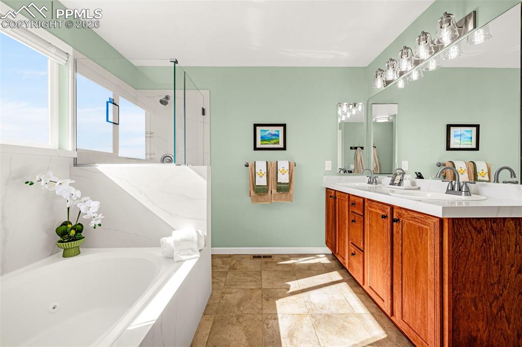 Image 15 of 41: Bathroom