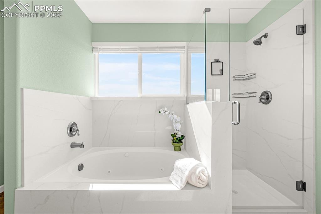 Image 16 of 41: Bathroom