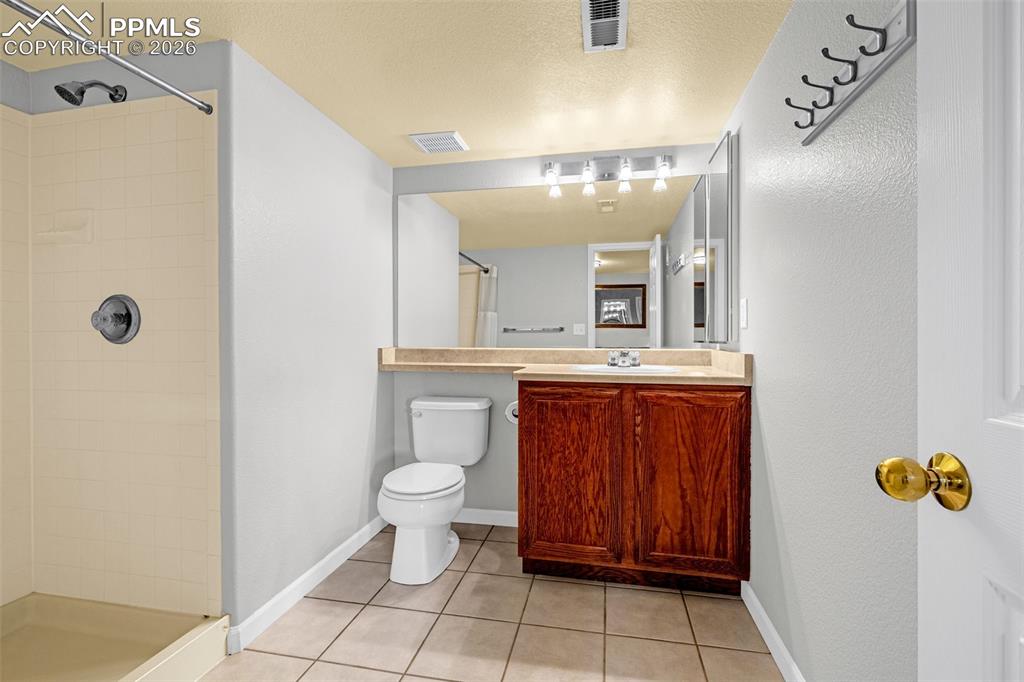 Image 23 of 41: Bathroom