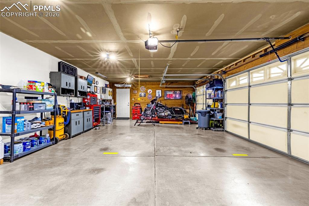 Image 24 of 41: Garage