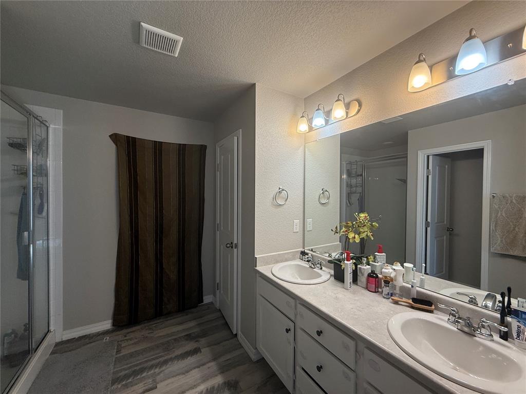 Image 11 of 18: Bathroom