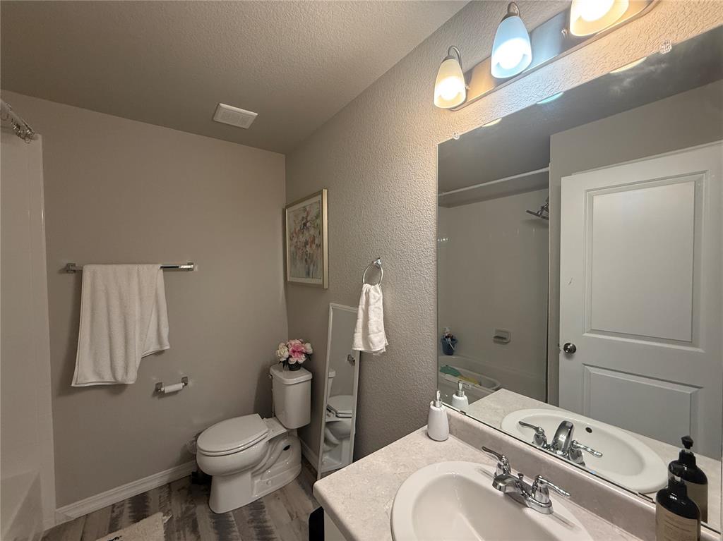 Image 13 of 18: Bathroom