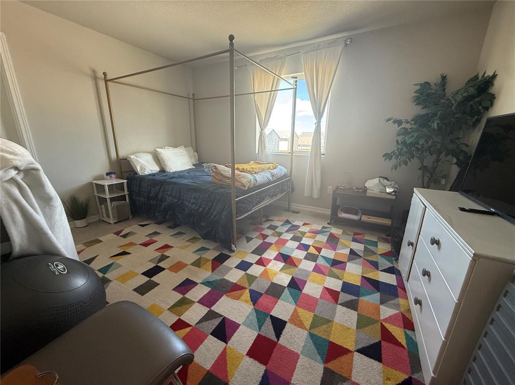 Image 14 of 18: Bedroom