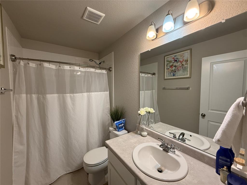 Image 3 of 18: Bathroom