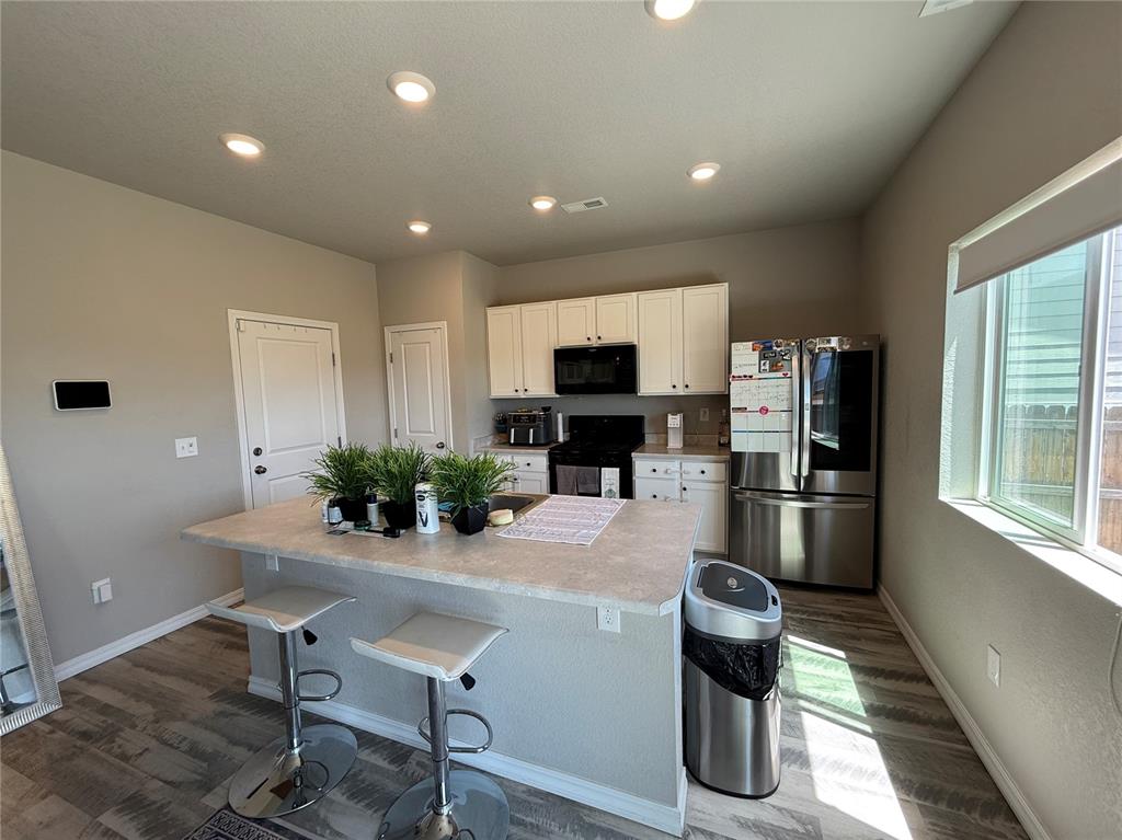Image 6 of 18: Kitchen