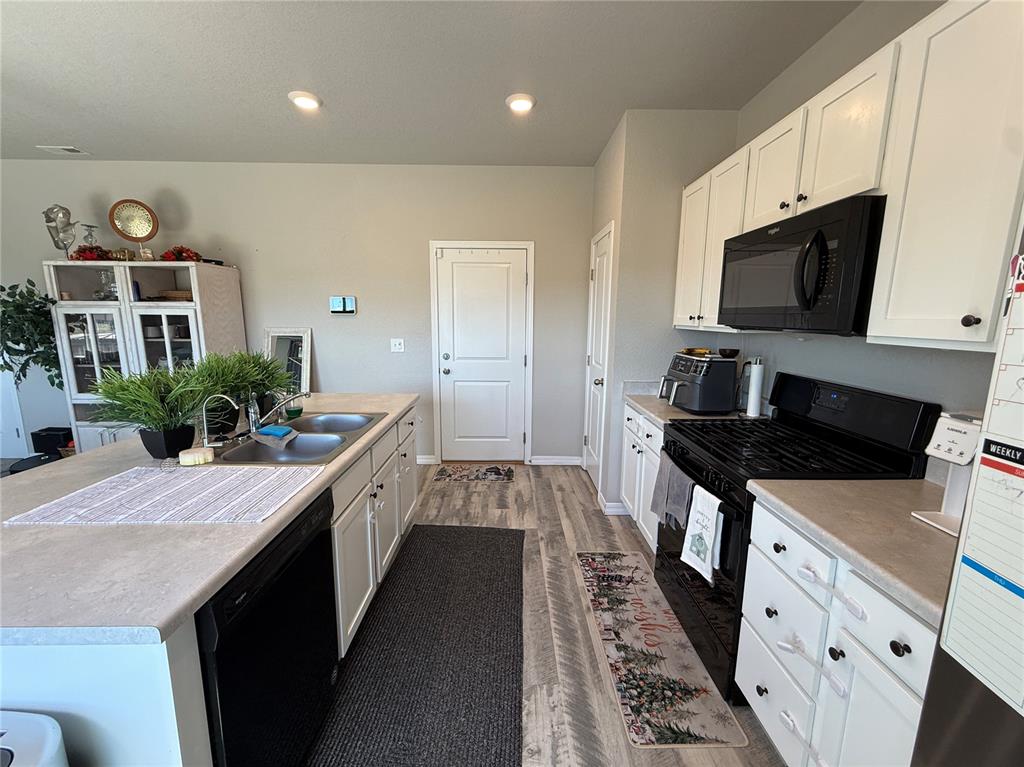 Image 7 of 18: Kitchen