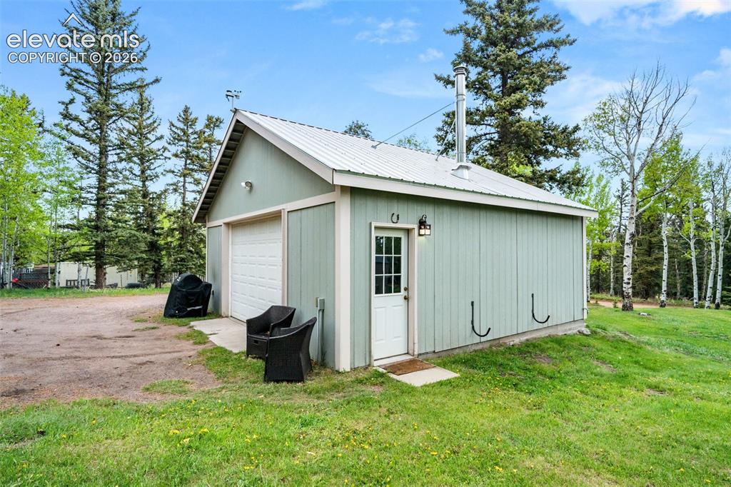 Image 15 of 21: Garage