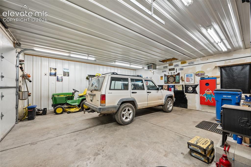 Image 16 of 21: Garage