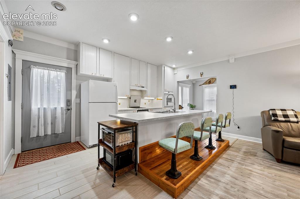 Image 4 of 21: Kitchen