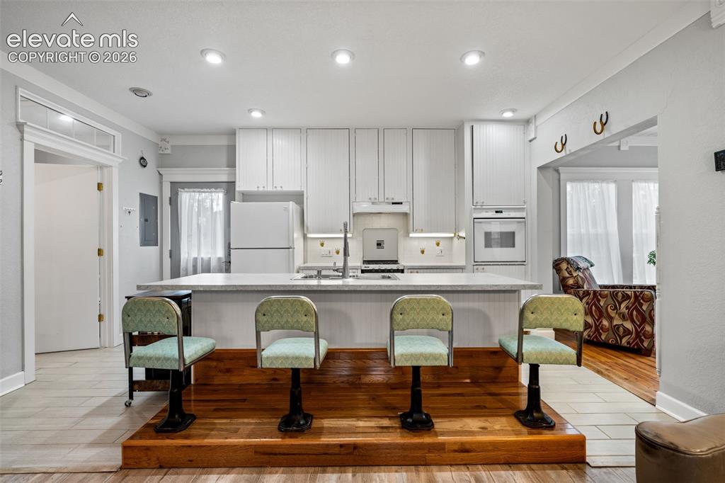 Image 5 of 21: Kitchen