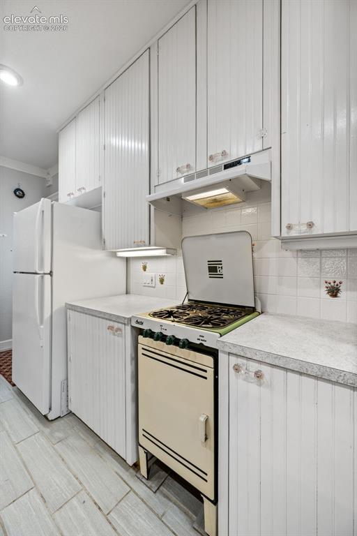 Image 6 of 21: Kitchen