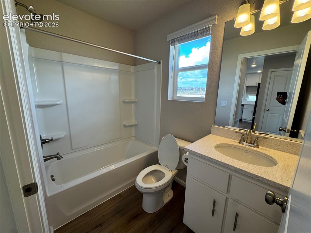 Image 7 of 16: Bathroom