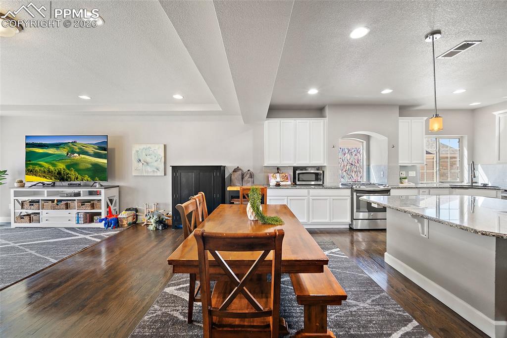 Image 10 of 42: Dining Area