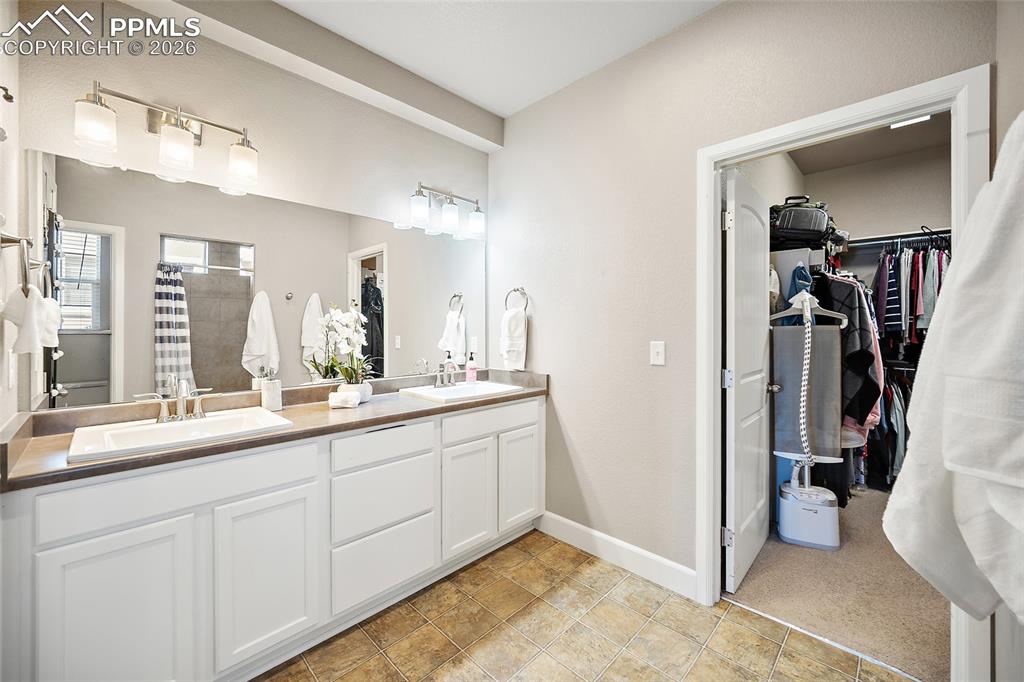 Image 20 of 42: Bathroom