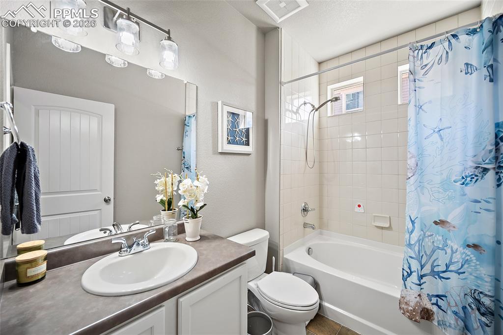 Image 24 of 42: Bathroom