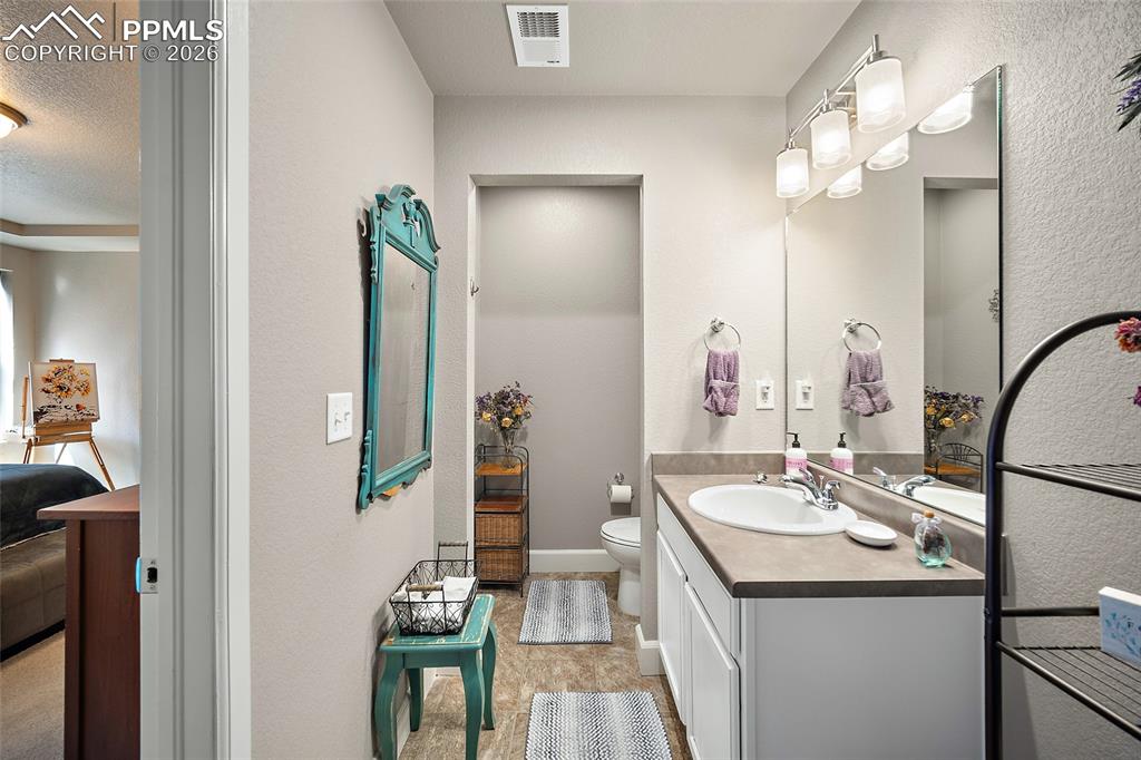 Image 35 of 42: Bedroom