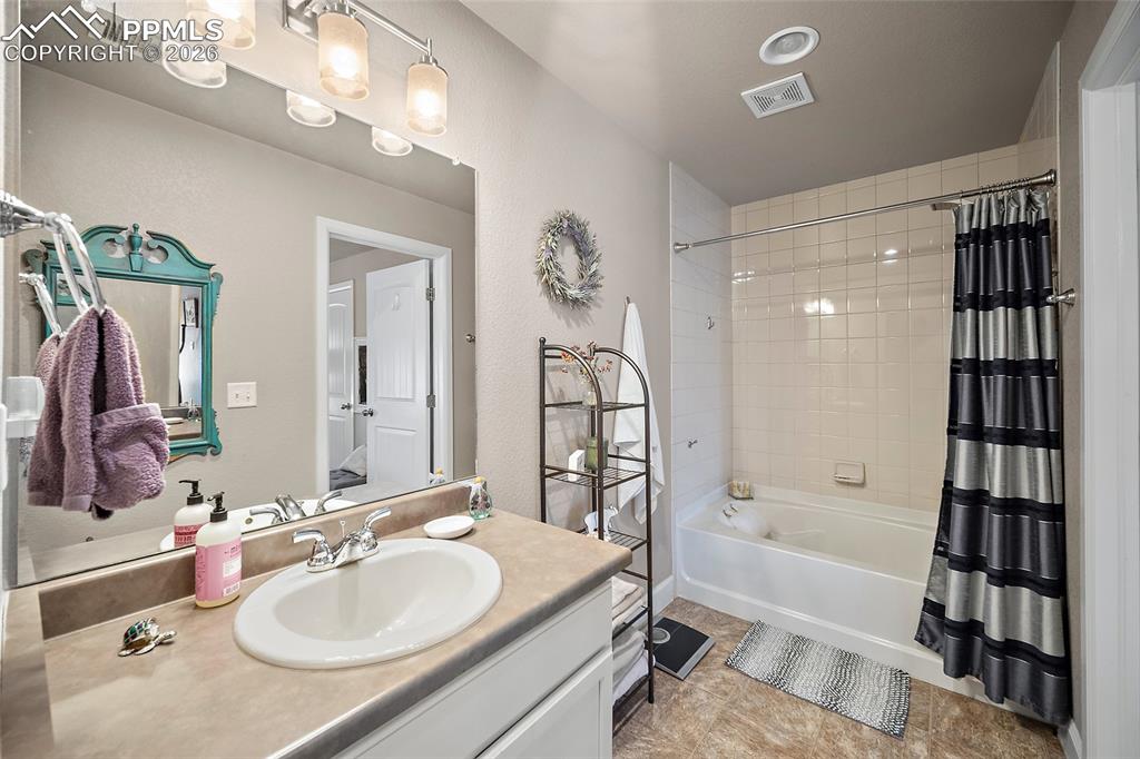 Image 36 of 42: Bathroom