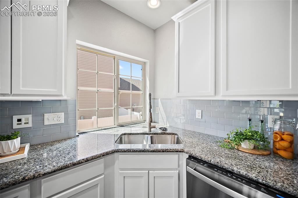 Image 7 of 42: Bathroom