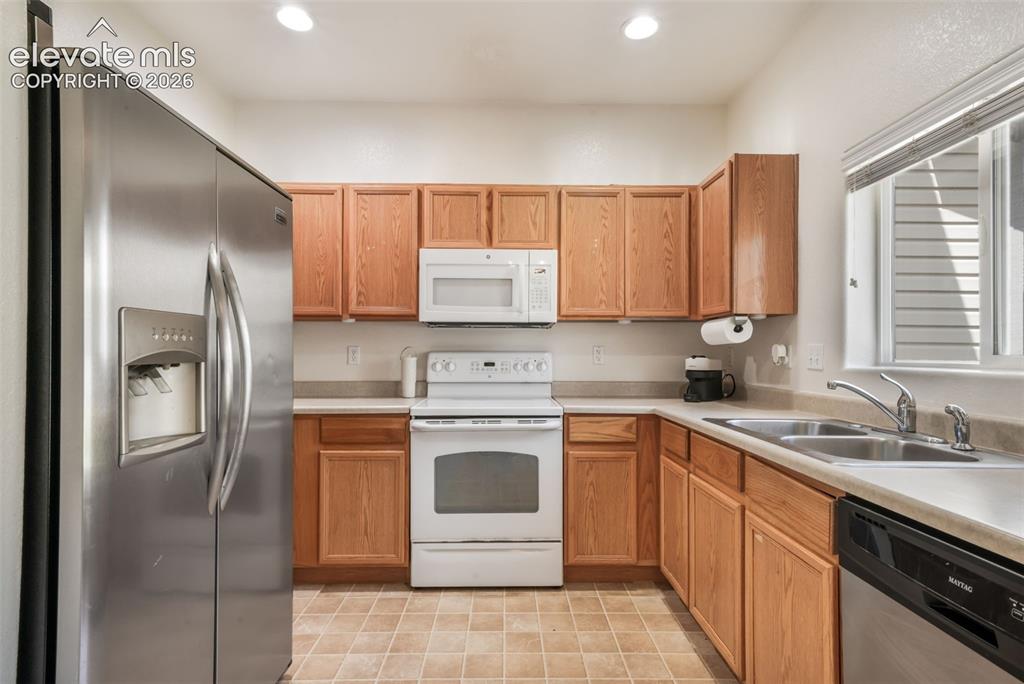 Image 13 of 50: Kitchen